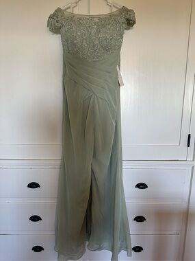 ✨ Sage Green Maxi dress with elegant lace- Size 14- NEW!✨✨